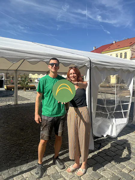 Dvojica s logom Ambitent pred bielym párty stanom na festivale v Jičíne.