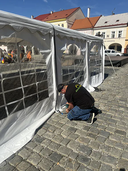 Montáž bieleho párty stanu s okennými bočnicami v Jičíne.
