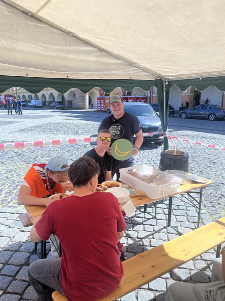 Posedenie pri pivnom sete pod párty stanom na festivale v Jičíne.