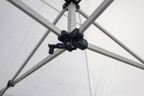 Kľuka nožnicového stanu Ambitent na jednoduchú manipuláciu strešnej konštrukcie