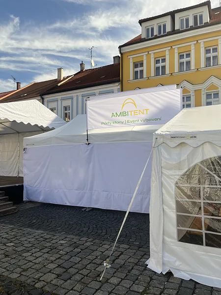 Biely stan s potlačou Ambitent na festivale v Jičíne.